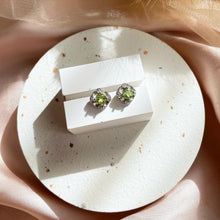 Load image into Gallery viewer, 92.5 Silver Peridot Earring
