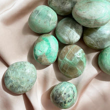 Load image into Gallery viewer, Green Moonstone Palm Stone