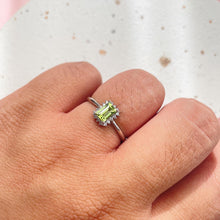Load image into Gallery viewer, S92.5 Peridot Ring