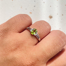 Load image into Gallery viewer, S92.5 Peridot Ring