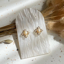 Load image into Gallery viewer, Pearl Earring
