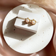 Load image into Gallery viewer, Pearl Earring