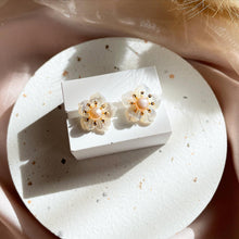 Load image into Gallery viewer, Pearl with Mother Of Pearl Earring