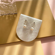 Load image into Gallery viewer, Pearl Earring