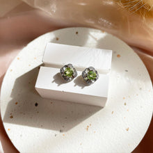 Load image into Gallery viewer, 92.5 Silver Peridot Earring