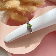 Load image into Gallery viewer, S92.5 Peridot Ring