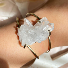 Load image into Gallery viewer, Clear Quartz Cuff